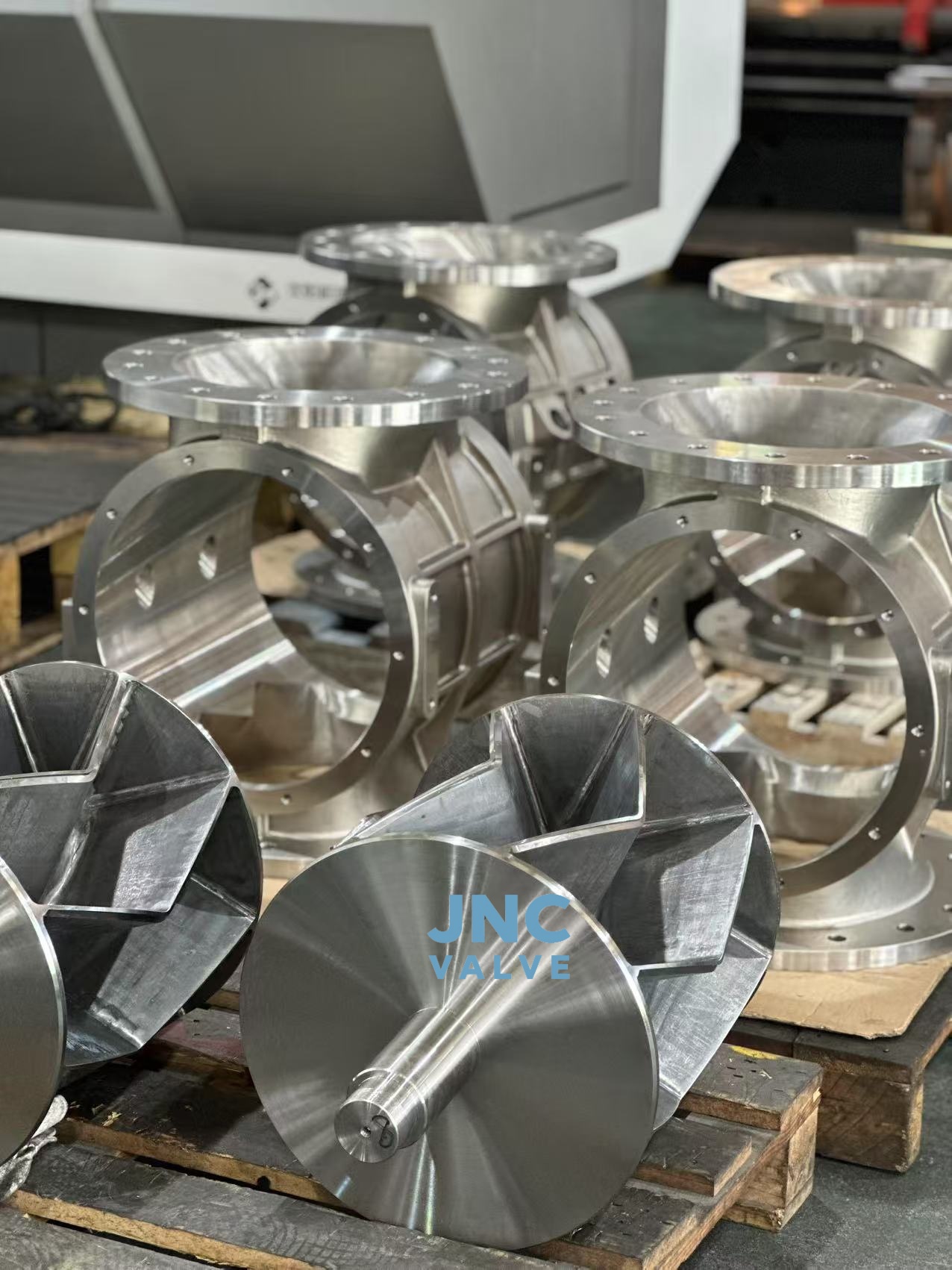 Can rotary valves accurately meter plastic pellets or regrind at varying flow rates?